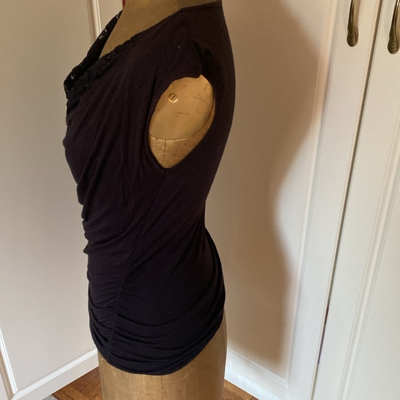 RED HAUTE SUPER FLATTERING SLEEVELESS TOP SIZE L . - Picture 3 of 7